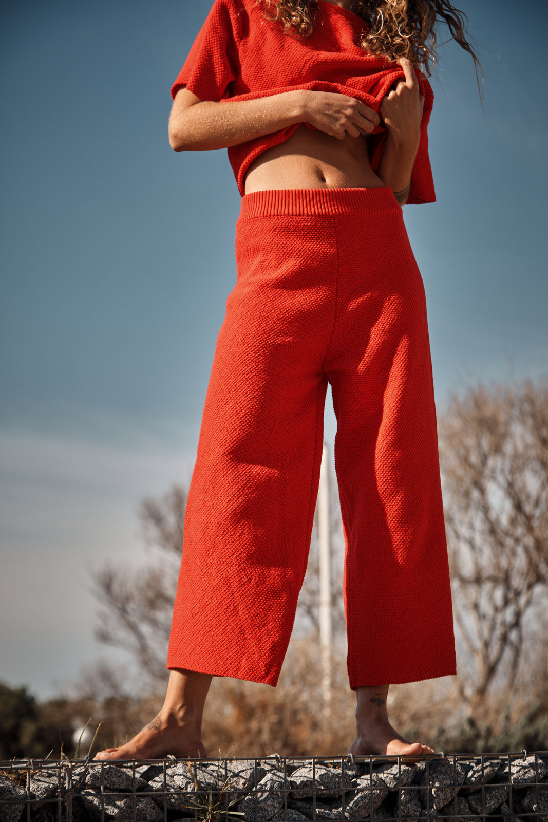 LOUISA Cropped Pants in Organic Cotton - Red